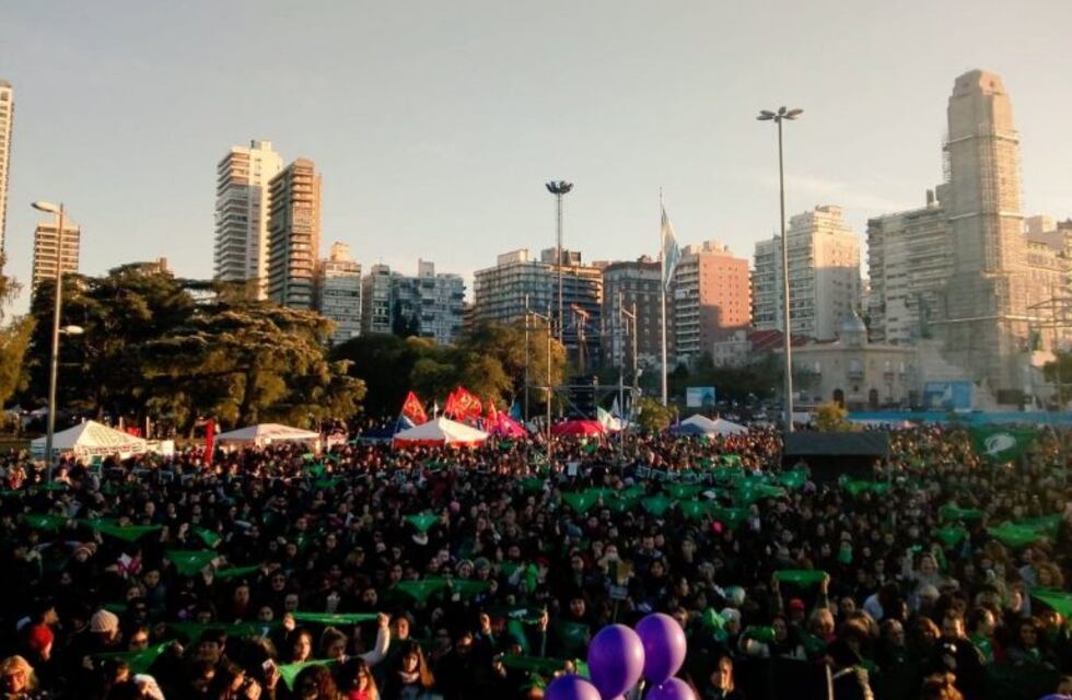 El pañuelazo verde por el aborto legal se sumó al coro de #NiUnaMenos en Rosario