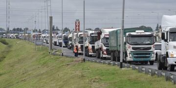 Protesta de transportistas en el acceso Sur de Córdoba\u002E