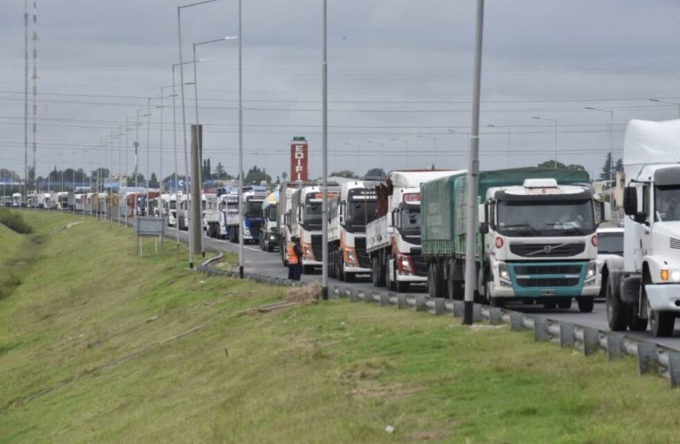 Masiva protesta de camiones, en Córdoba