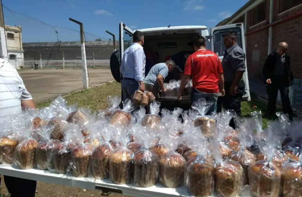 Internos de la Unidad 4, elaboraron pan dulces para familias carenciadas