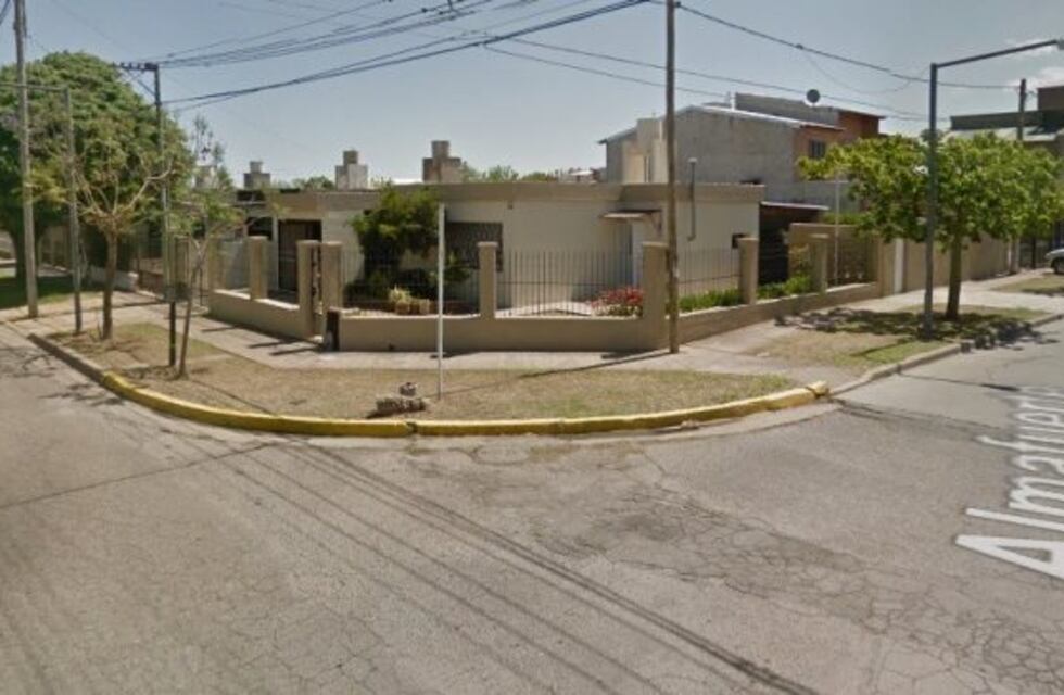 Noche de furia: rompió los vidrios de un auto y de un comercio vecino para robar pero fue detenido