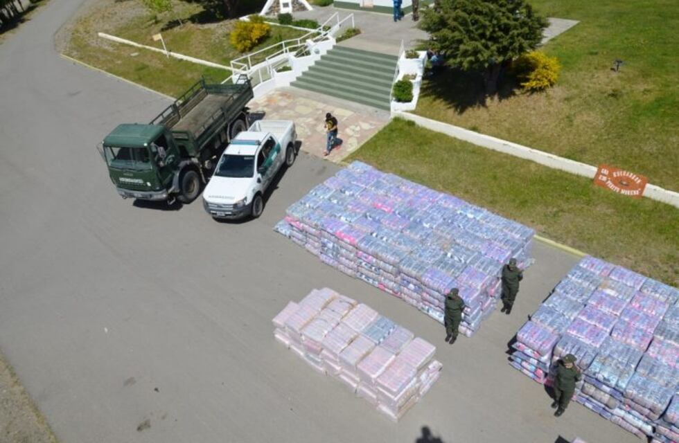 Encuentran fardos con pares de medias valuados en más de 24 millones de pesos