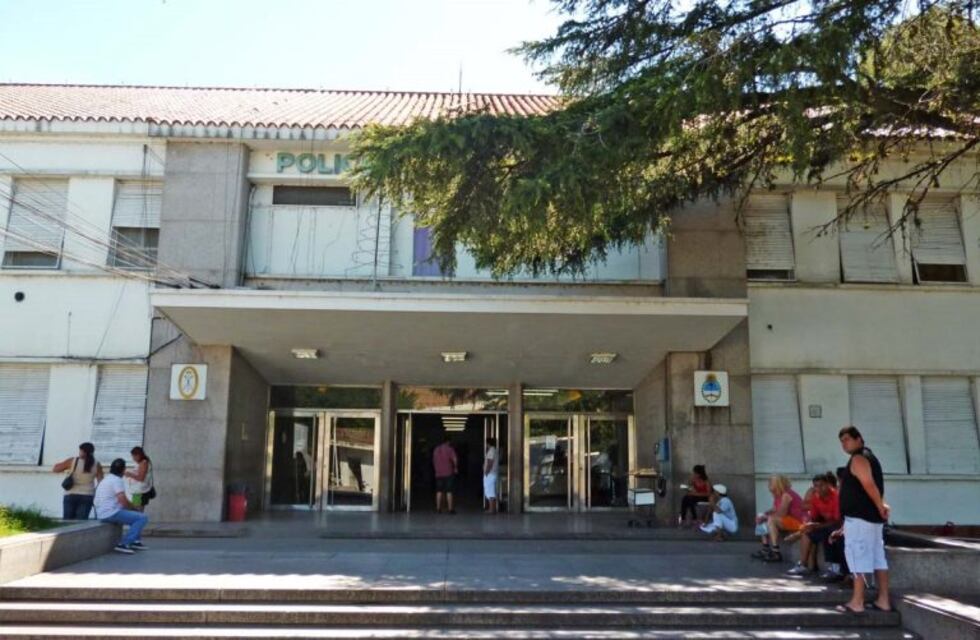 Una mujer está grave tras ser apuñalada por su pareja