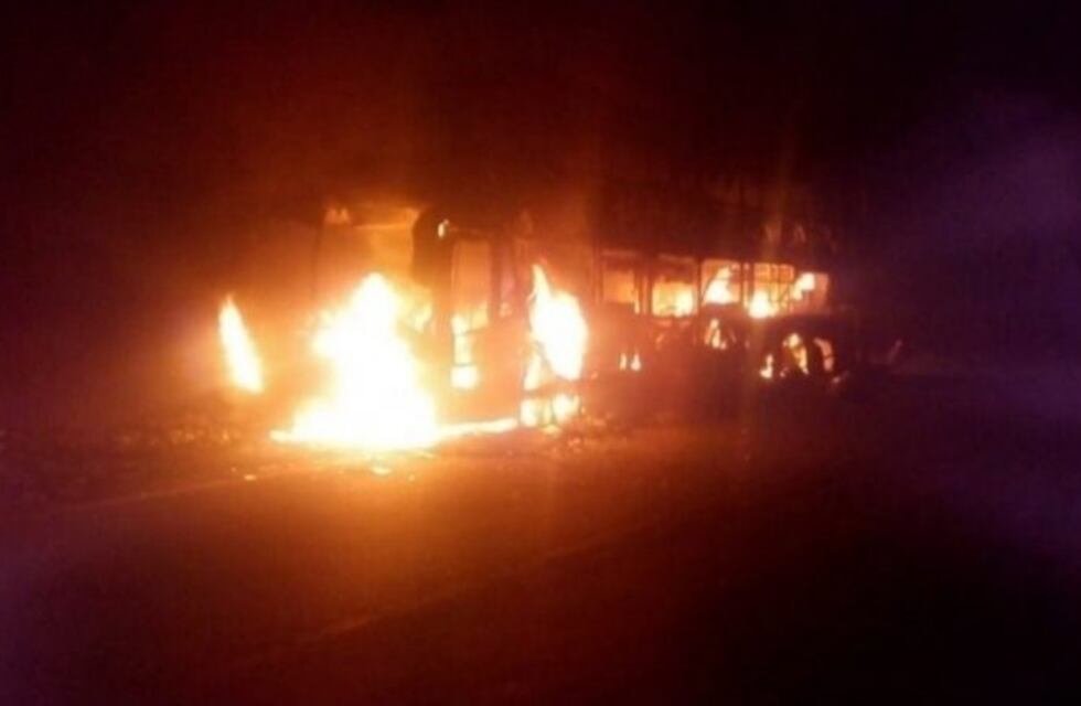 Un colectivo se incendió por completo en la Ruta 6