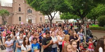 La concentración comenzó a última hora de la tarde\u002E (Esperanza Día Por Día)