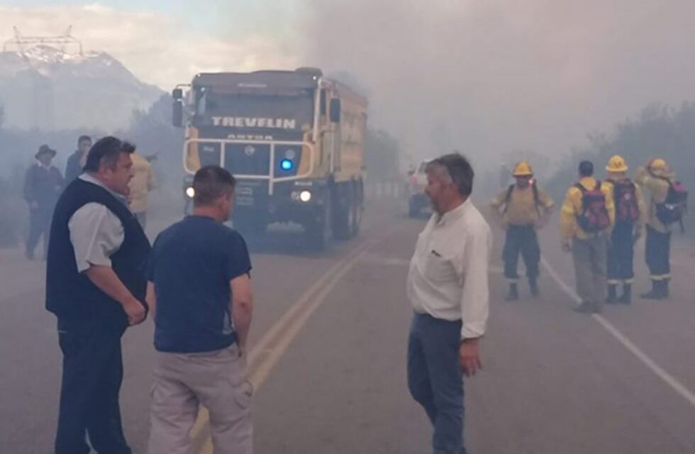 Decenas de brigadistas trabajan para combatir el fuego