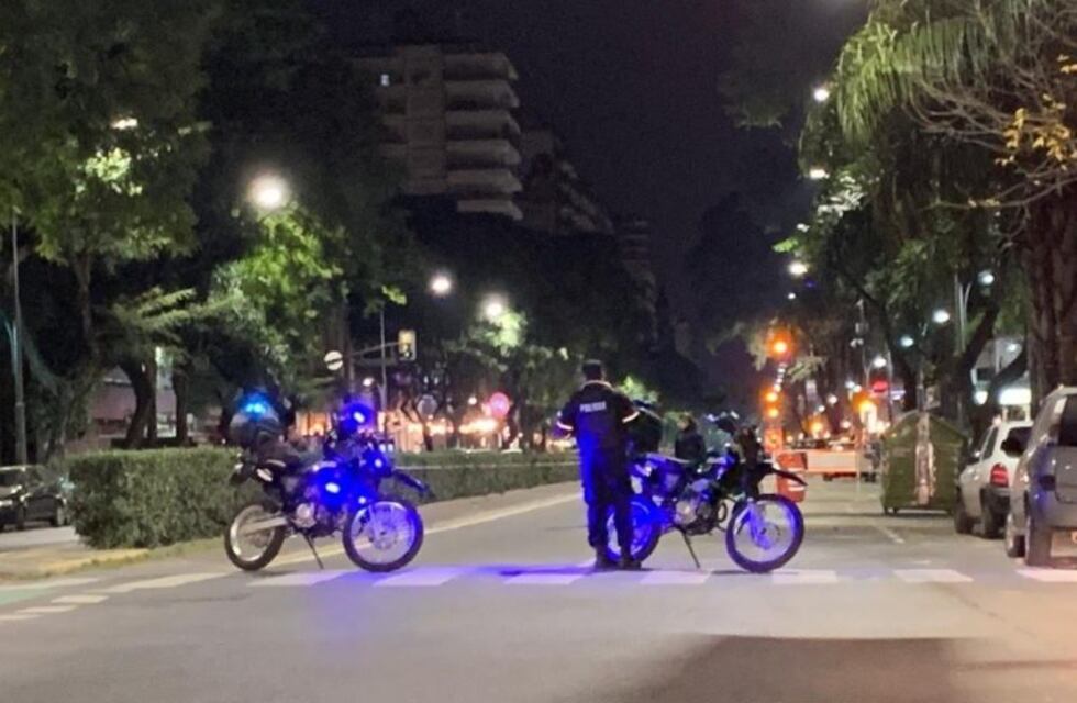 Balearon a un joven frente a un boliche y los presuntos atacantes chocaron en la huida