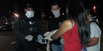 El Foro de Seguridad de la Comisaría 20ª en el sur de Posadas agasajó a los policías de guardia en las calles\u002E (Policía Prensa)