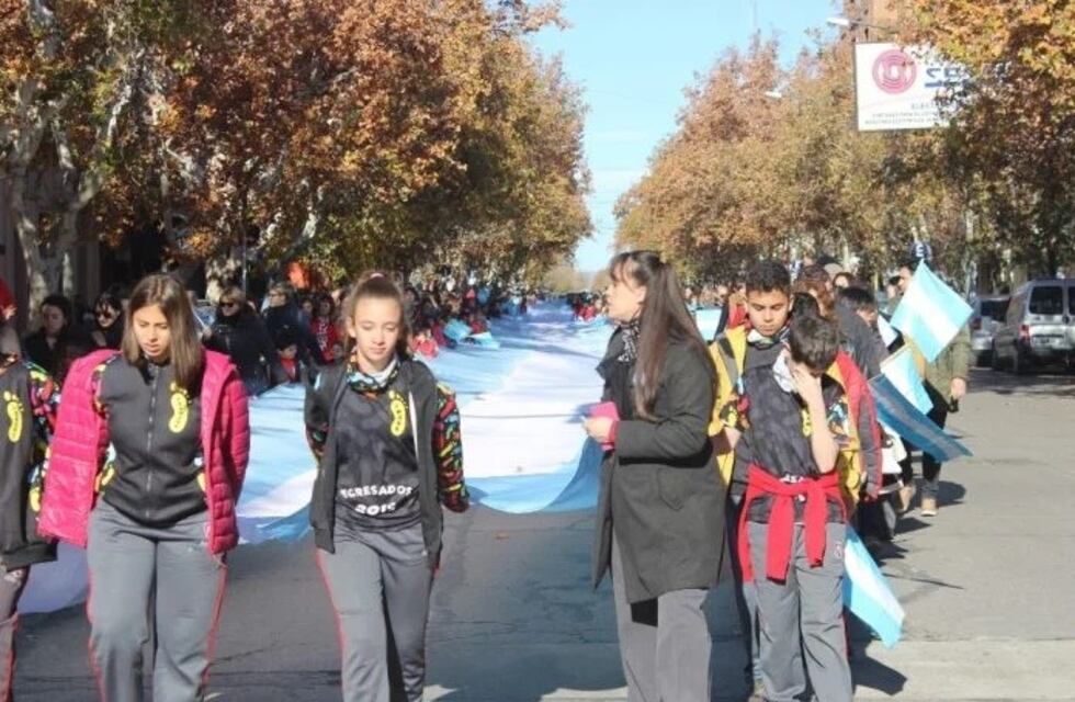 Alumnos recorrieron el centro con una bandera de 300 metros