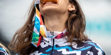 Iñaki Iriartes, de Argentina, festeja tras ganar la medalla dorada en la modalidad mixta de BMX freestyle en los Juegos Olímpicos de la Juventud\u002E (DPA)