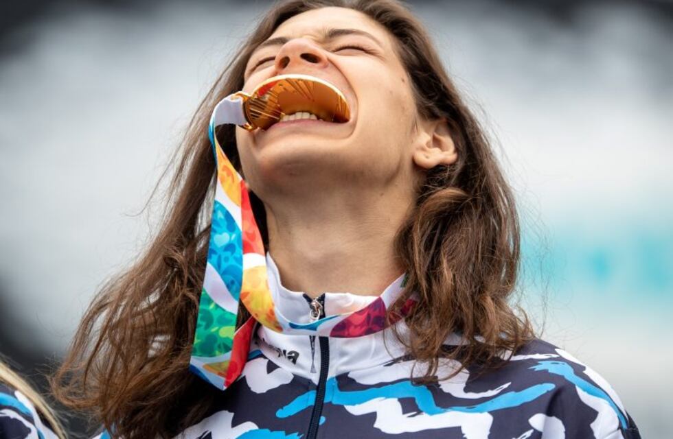 ¿Por qué los atletas muerden las medallas?