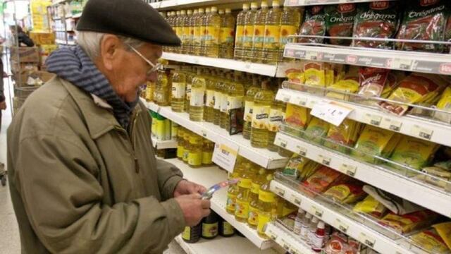 Jubilados en un supermercado\u002E (Archivo)