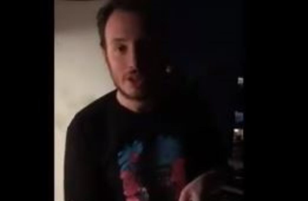 Un humorista K le tiró un baldazo de agua a los manifestantes del cacerolazo contra la Corte