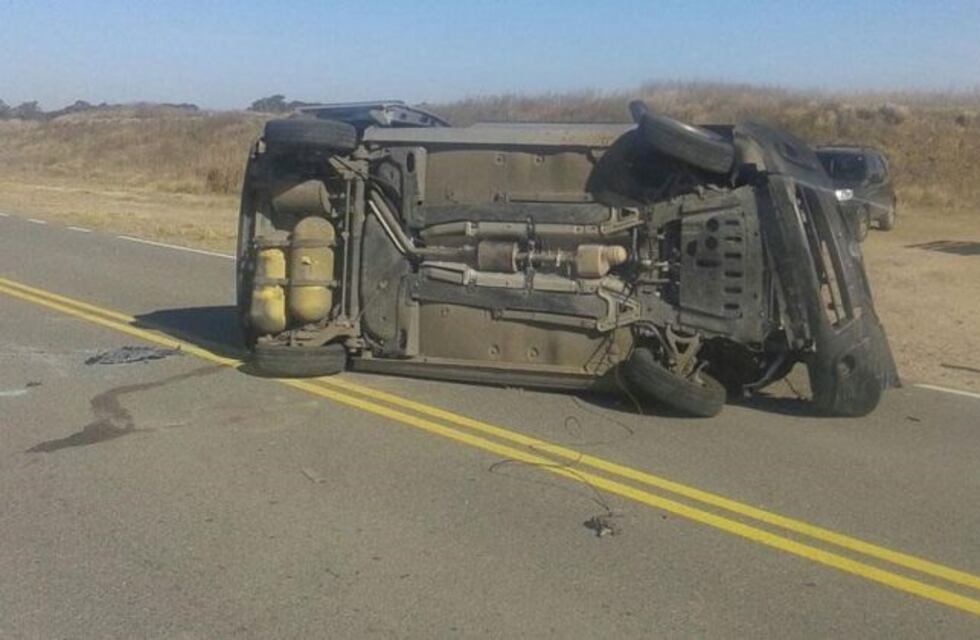 Vuelco fatal en Maipú: murió un hombre y una mujer está internada