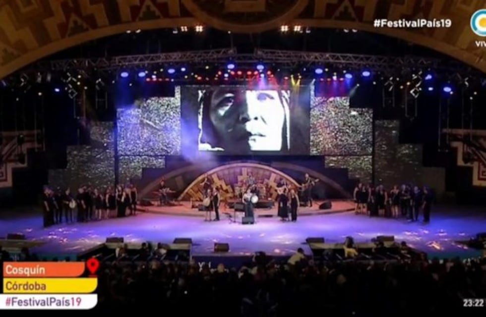 Festival de Cosquín: dos cantantes  arengaron en contra del Gobierno y mostraron fotos de Cristina