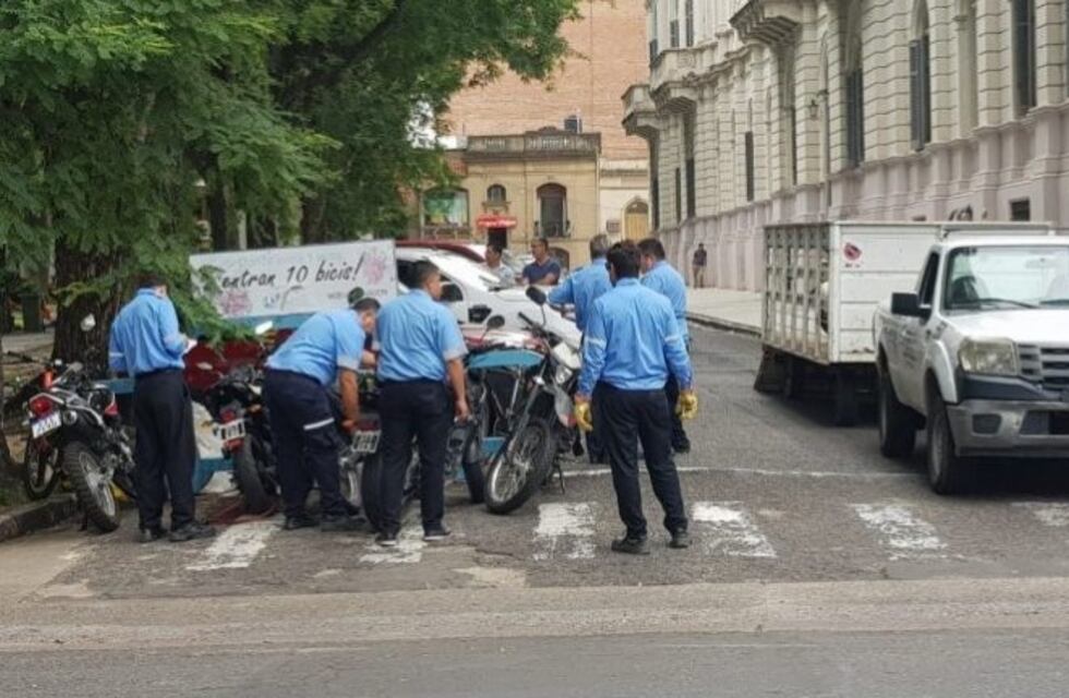 Levantan motos mal estacionadas en Plaza Carbó, detrás de Casa de Gobierno