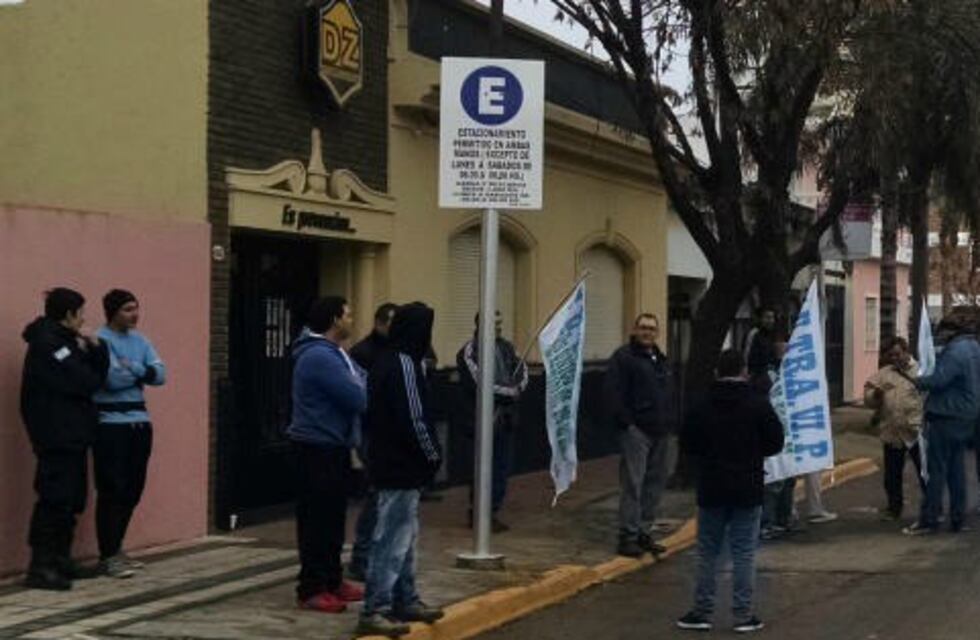 Piden reincorporar a un vigilador despedido por quedarse dormido mientras cuidaba una casa