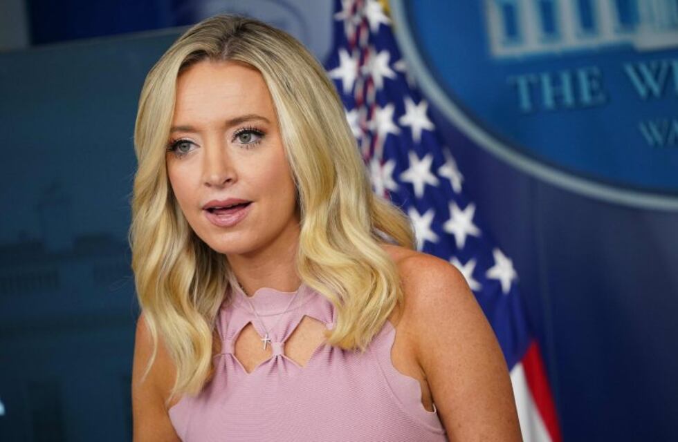 La secretaria de prensa de la Casa Blanca dio positivo de coronavirus