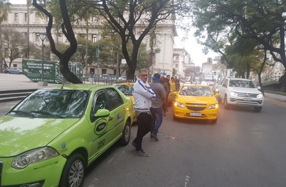 Nuevo capítulo contra Uber: taxistas y remiseros protestan en la Muni