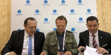 FIrma de convenio entre la Secretaría de la Nación y el grupo Huttopia para una red de campings turísticos\u002E