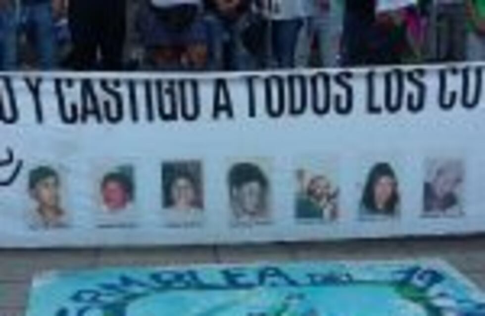 Familiares de víctimas de la represión policial en diciembre de 2001 marcharon al Monumento