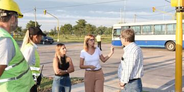 Las Secretarias de Obras y Servicios Públicos, Bárbara Chivallero y de Gobierno, Amalia Galantti, estuvieron presentes en Bv\u002E Lehmann y G\u002E Maggi, donde se habilitaron a los semáforos\u002E (Prensa Municipalidad de Rafaela)