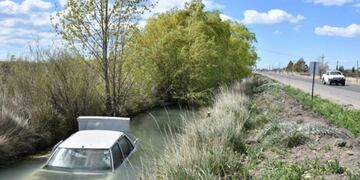 Apareció un auto en un canal de riego