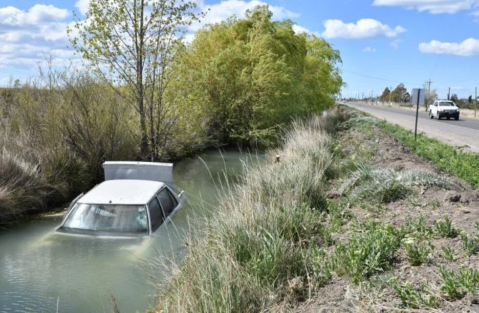 Un vehículo se despistó y terminó sumergido en un canal de riego