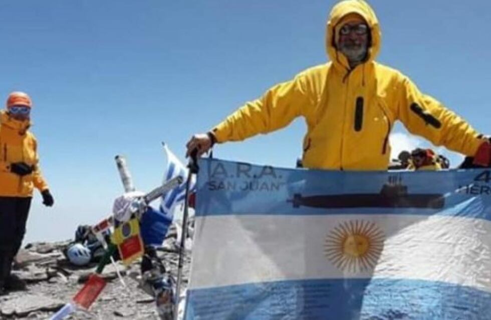 Caminó miles de kilómetros en homenaje a los tripulantes del ARA San Juan: llegó hasta la cima del Aconcagua