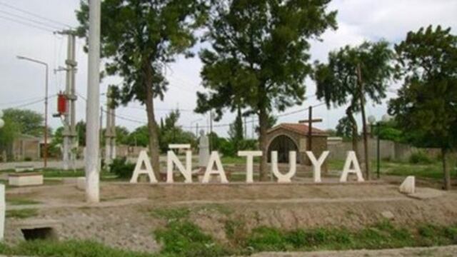 Denunciaron a una maestra de Añatuya por discriminar a una alumna por no tener zapatillas