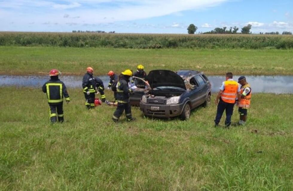 Volcó un automóvil en el km 477 de la autopista Córdoba - Rosario