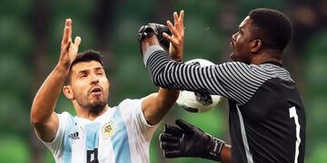 El insólito error del arquero de Nigeria que derivó en el primer gol argentino\u002E Foto: EFE\u002E
