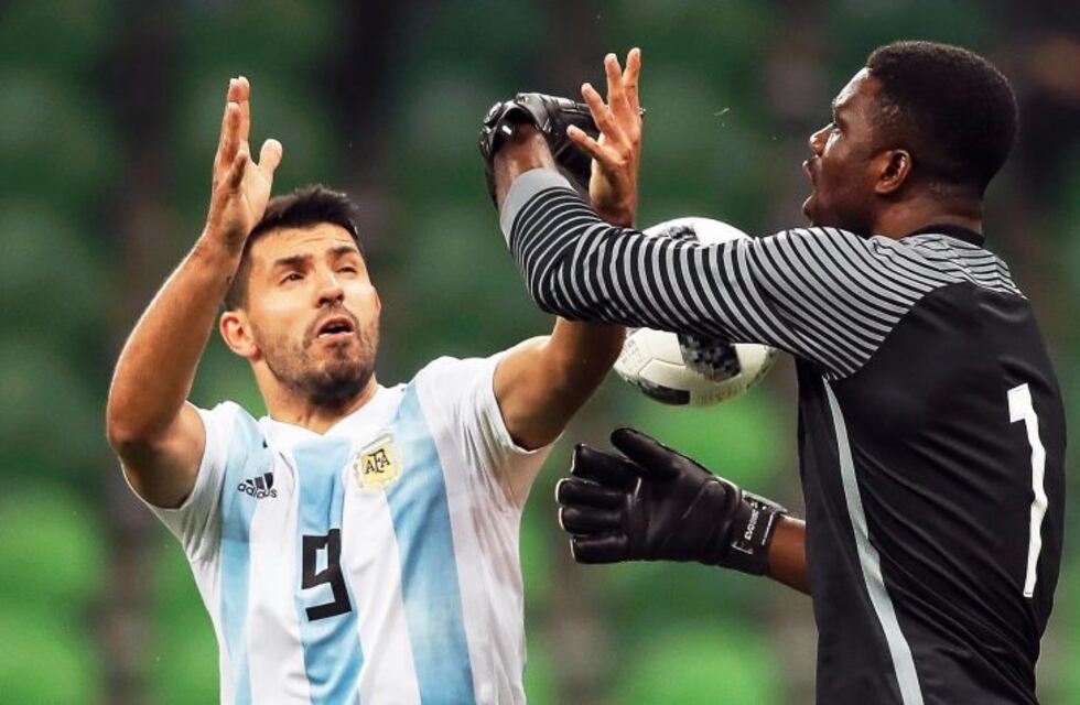 El insólito error del arquero de Nigeria que terminó en gol argentino