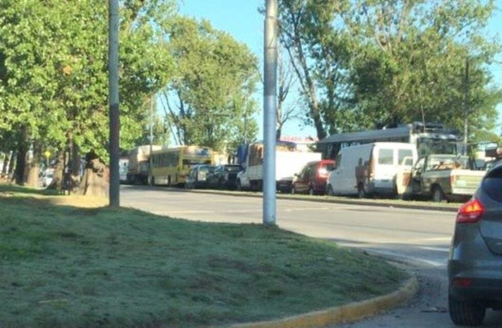 Caos de vehículos y largas colas en el Mercado de Concentración Fisherton