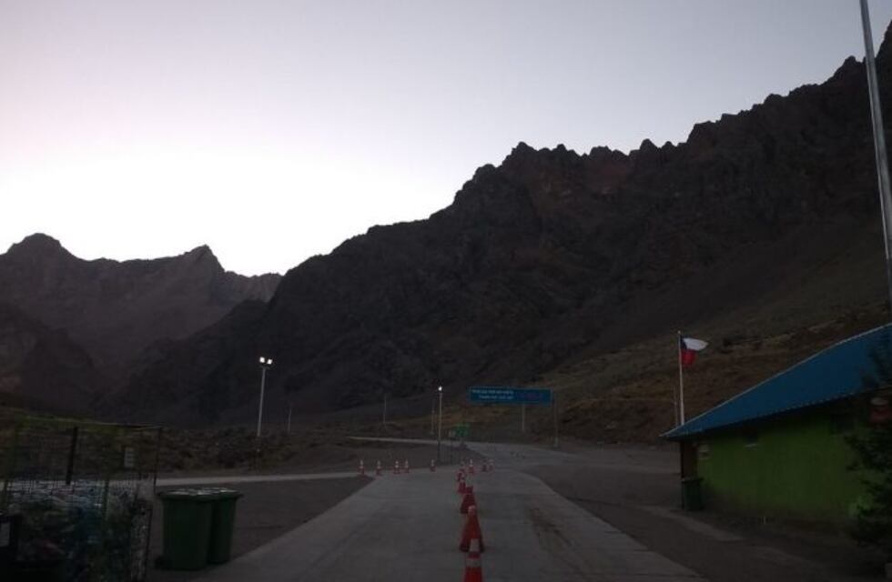 Recomiendan no viajar de noche para cruzar la cordillera