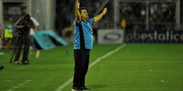 Ricardo Caruso Lombardi insinuó el festejo en su debut con un Belgrano que no sale de su descolorido presente\u002E