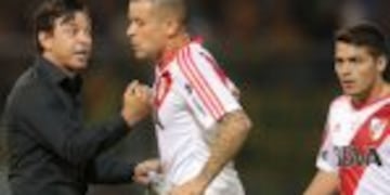 ARG15. Cu00d3RDOBA (ARGENTINA), 15/12/2016.- El director tu00e9cnico de River Plate, Marcelo Gallardo (i), da instrucciones al jugador Andru00e9s D'Alessandro (c) hoy, jueves 15 de diciembre de 2016, durante un partido por la final de la Copa Argentina entre River Pl