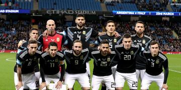 El equipo argentino que arrancó el partido amistoso ante Italia en Manchester, Inglaterra\u002E Foto: Martin Rickett/PA Wire/dpa