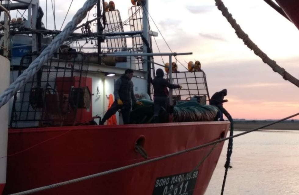 Descargan más de 80 toneladas de calamar en Puerto Rosales