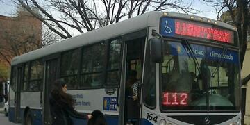 Los maleantes sorprendieron al chofer de la lu00ednea 112 en Constituciu00f3n y Lamadrid.