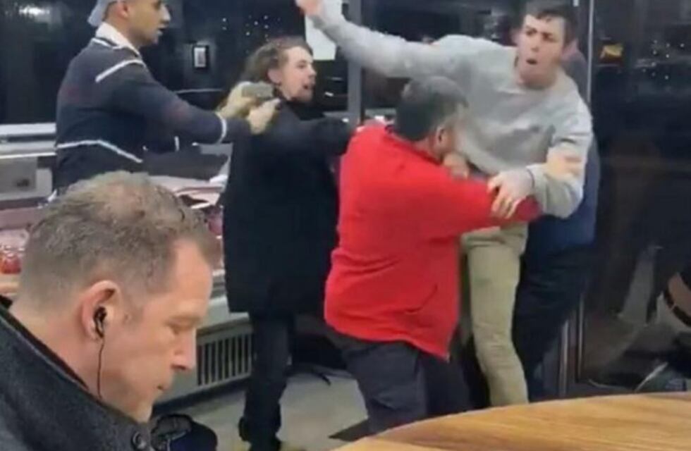 El hombre imperturbable: se pelearon a las trompadas a su lado y siguió comiendo