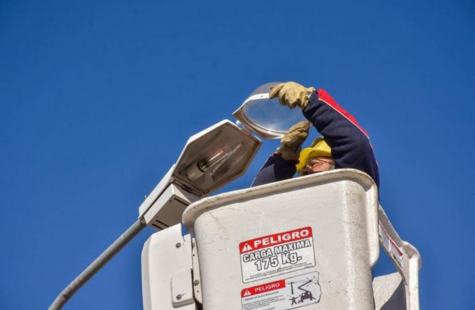 Progresa el sistema de automatización del alumbrado público en la Capital