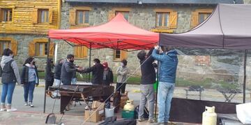 Gastronómicos de Bariloche reclaman subsidios y venden comida frente al Centro Cívico