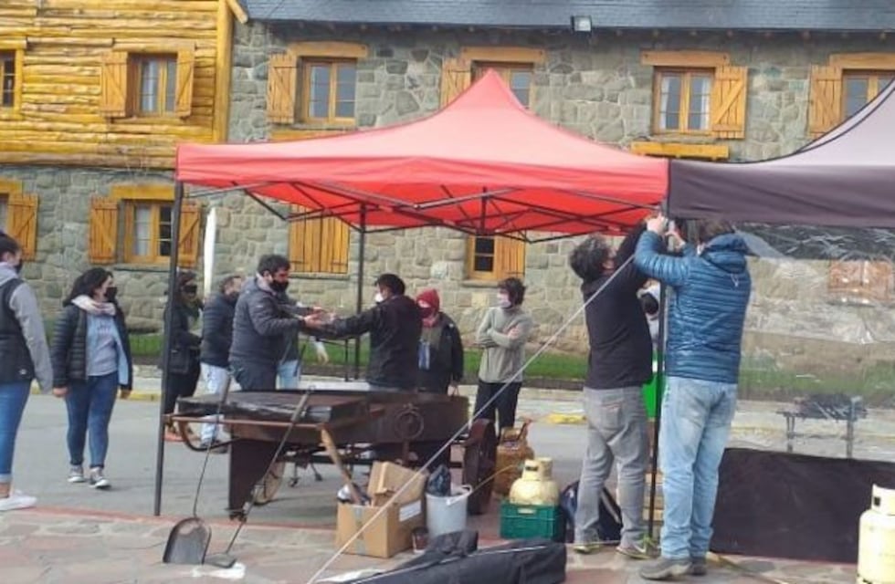 Gastronómicos de Bariloche reclaman subsidios y venden comida frente al Centro Cívico