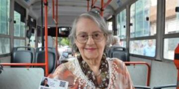 Los mayores de 69 au00f1os podru00e1n cambiar su pase de colectivos por una tarjeta Movi.