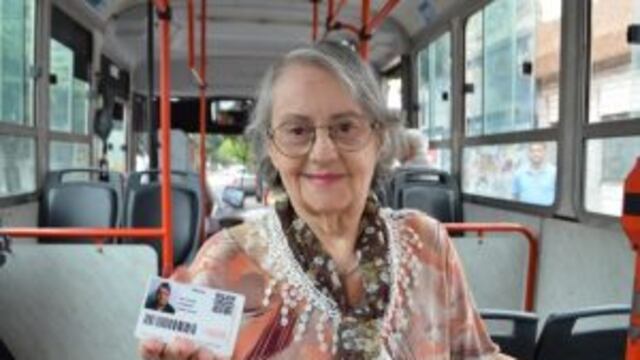 Los mayores de 69 au00f1os podru00e1n cambiar su pase de colectivos por una tarjeta Movi.