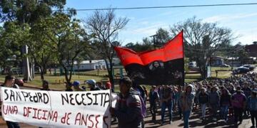 Misiones\u002E En San Pedro marcharon pidiendo alimentos para un merendero donde toman la merienda unos 250 chicos\u002E (El Territorio)
