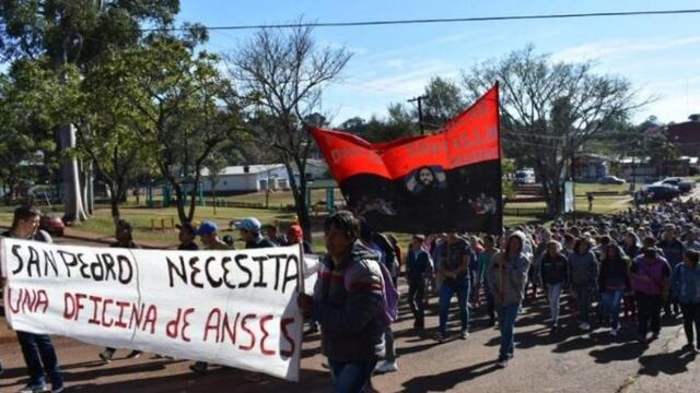Misiones\u002E En San Pedro marcharon pidiendo alimentos para un merendero donde toman la merienda unos 250 chicos\u002E (El Territorio)