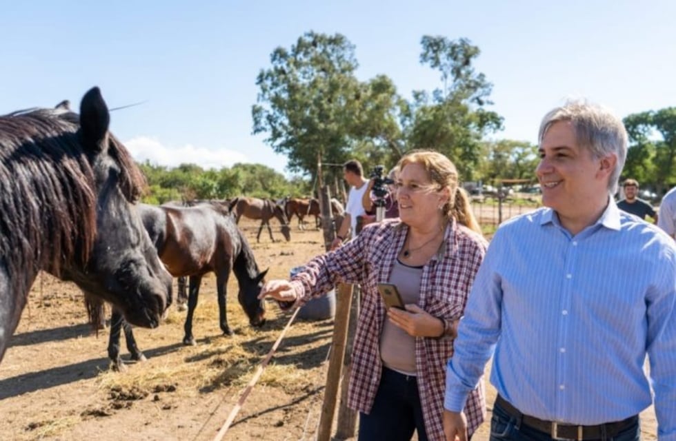 Llaryora visitó la fundación Sin Estribos