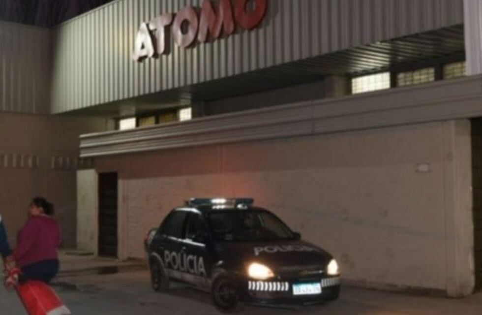 Un policía fue captado por cámaras de seguridad robando en un supermercado